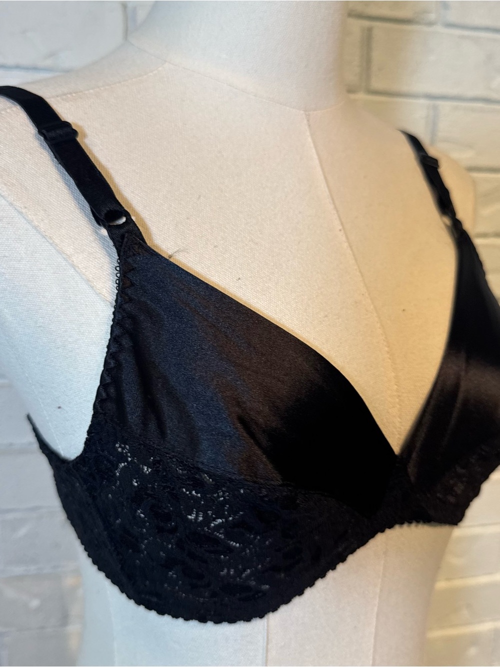 Vintage Maidenform 36 Rendezvous Black Satin Lace Wire Free Bra Style 8318